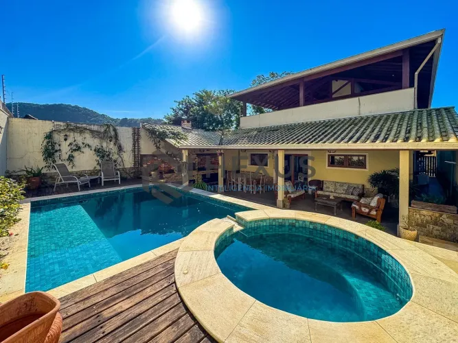 Casa reformada com lazer no Tombo, Guarujá