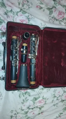 Vendo um clarinete em si bemol da marca Vedo