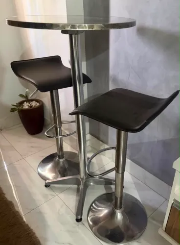 Mesa bistrô com duas banquetas