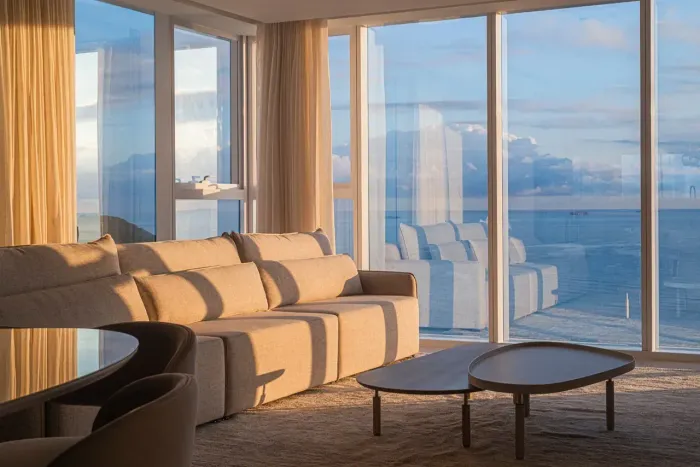 Vista Mar! Apartamento Alto Padrão no Centro 100% Mobiliado e Decorado com 4 suítes