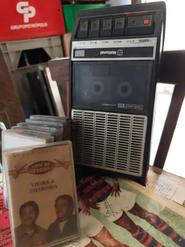 Gravador antigo com fitas