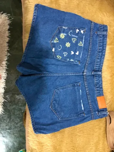 Short jeans médio, lavagem azul média tamanho 42