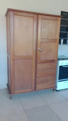 Guarda roupa de madeira
