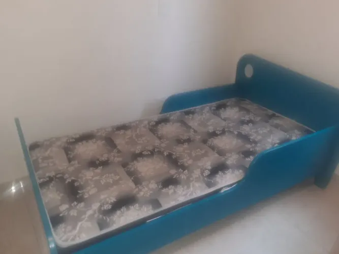 Cama infanto/juvenil de madeira e Mdf Mobly (1,64 de comprimento). Com colchão.