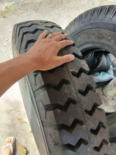 Pneus novos 1000/20 e 900/20