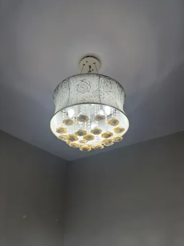 2 lutres, rosas de porcelana, pendente de cristal cúpula de linho bordado, 550 reais cada.
