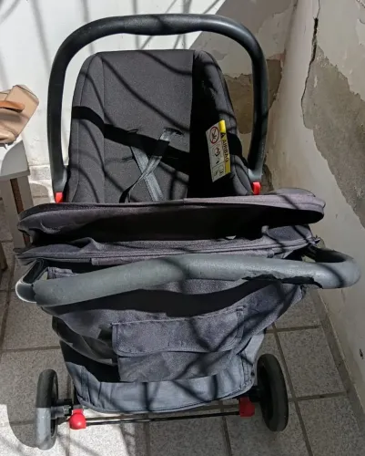 Carrinho + bebê conforto preto Voyage