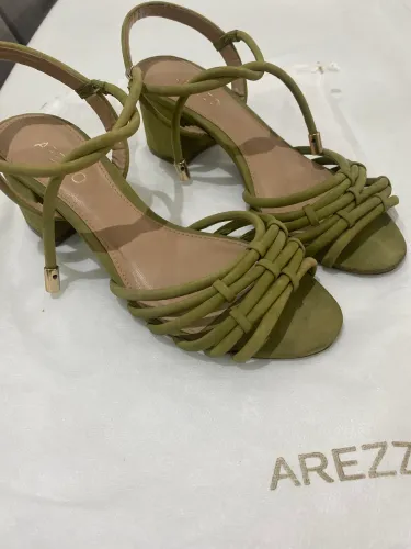 Sandália Arezzo linda e confortável