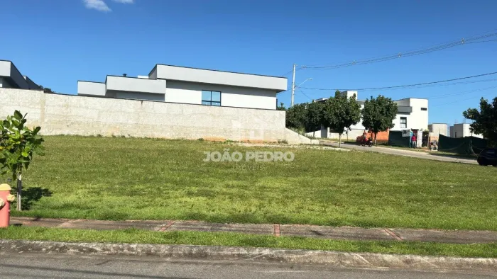 Terreno no condominio Cyrela, Esquina com Vista para Área Verde - Localização Privilegiada