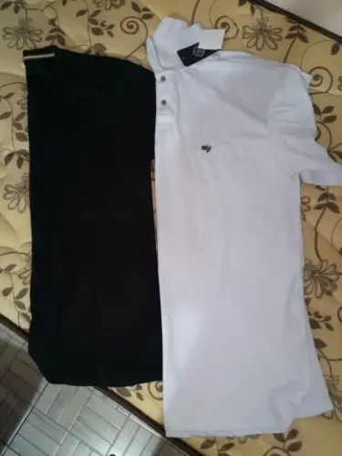 Blusas polo brancas e blusa canelada preta
