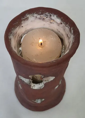 Porta-vela em cerâmica esmaltado feito a mão com vela 7 dias