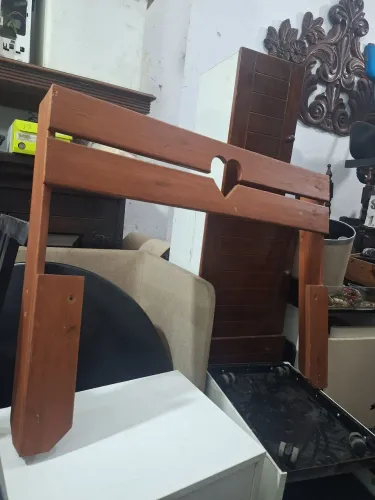Cama de solteiro madeira mácica em bom estado.