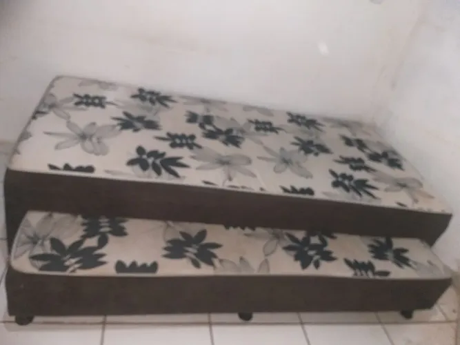 DESAPEGANDO URGENTE - VENDO CAMA BOX CONJUGADA COM CAMA EXTRA SOLTEIRO (USADA): R$ 220,00