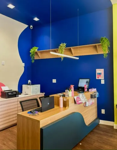 Balcão MDF com detalhe Azul Marinho - Ideal para Loja ou Recepção - Moderno