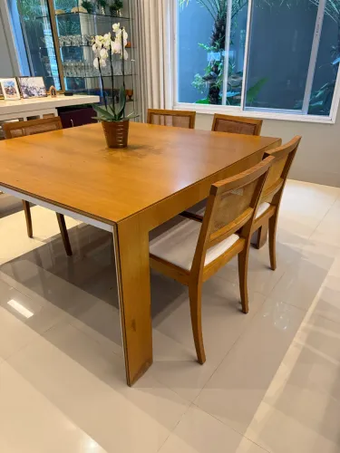 8 Cadeiras CLAMI Design: Madeira, couro e palha