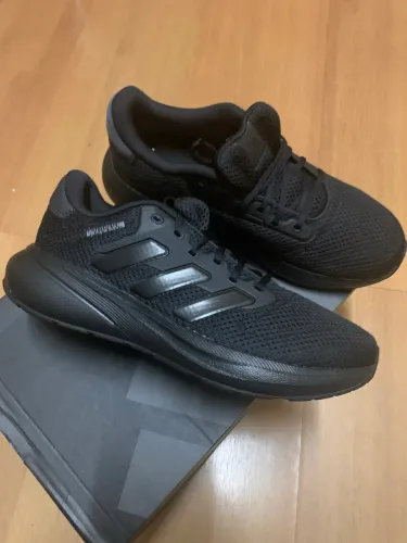 Tênis Adidas, novo, na caixa. Tamanho 35.
