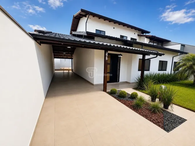 Casa 4 Quartos com 2 Suítes e 224m² - Centro