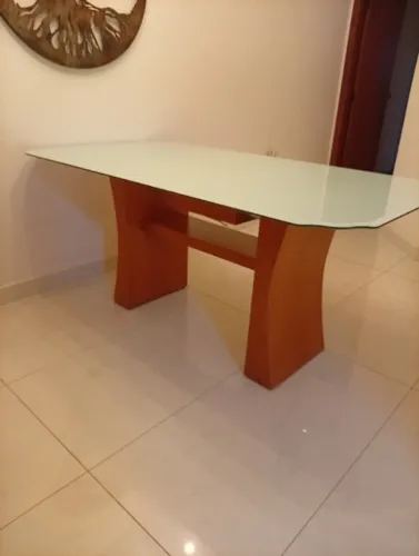 Mesa de jantar tampo de vidro 6 lugares e aparador, 400,00. Pequenos defeitos na madeira.
