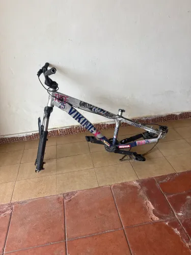 Quadro de bicicleta Vikings X Tuff 25 com guidão mesinha gios e suspensão