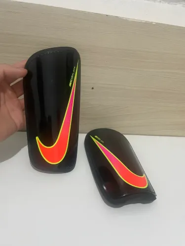 Caneleira Nike Mercurial