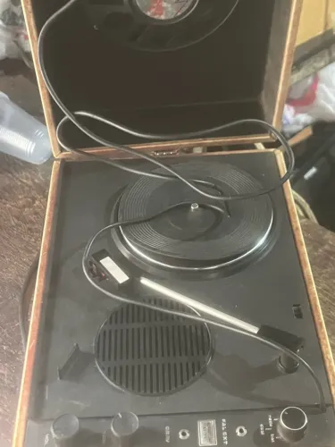 Toca disco relíquia funciona mais tem q da um reparo não sei o q é original top antigo