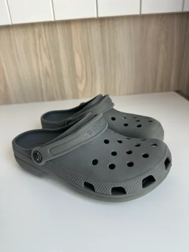 Crocs usado tamanho 33
