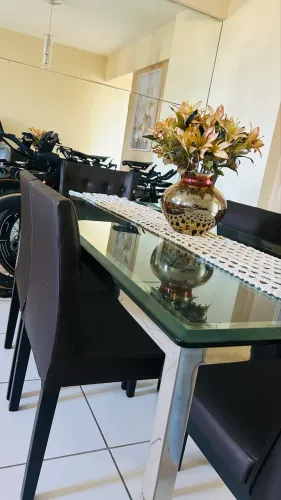 Mesa com tampo de vidro e 6 cadeiras