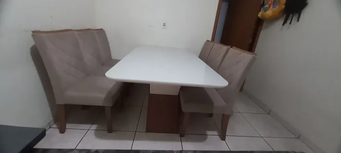 Mesa de vidro com 6 cadeiras