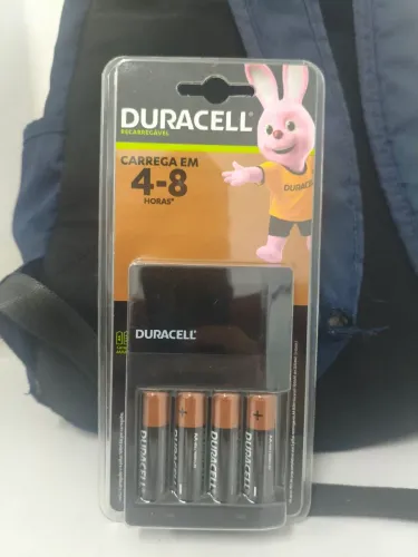 CARREGADOR + 4 PILHAS DURACELL