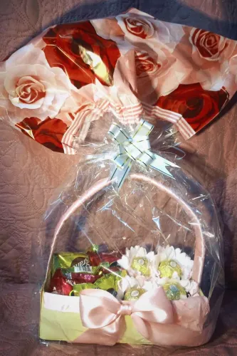 Presente criativo e econômico-cesta de chocolate ótimo para presentear