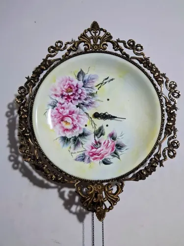 Relógio de parede antigo de porcelana e bronze