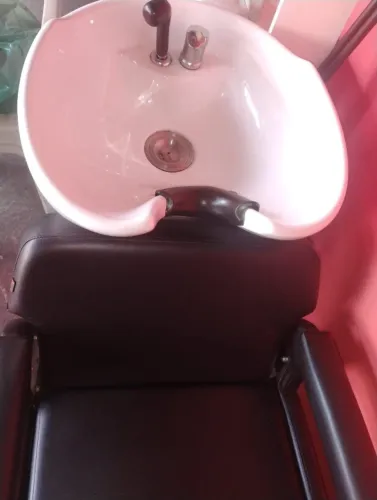 Cadeira hidráulica fendi e Lavatório com cuba de porcelana marri+ Bancada para salão