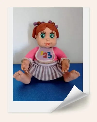 Boneca interativa importada, fala em outro idioma