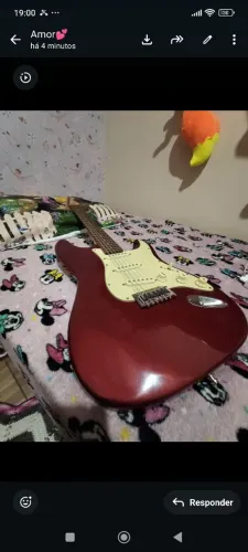 Guitarra com logo fender 