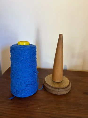 Suporte giratório para cone de linha ou lã