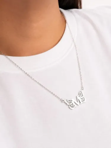 Colar inicial personalizado com asas de borboletas