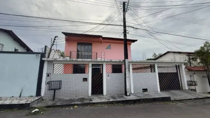 Casa com 4 quartos e garagem para 6 carros em Adrianópolis