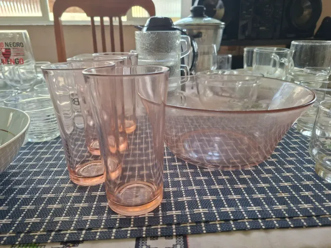 4 copos e 1 tigela de vidro Rosé da marca Duralex.x 
