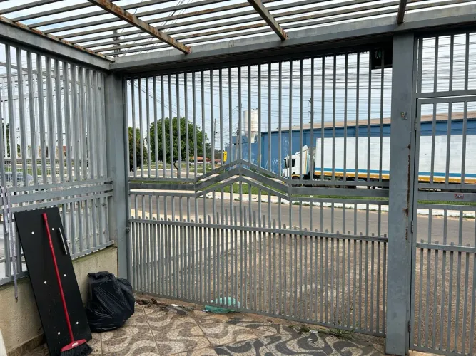 Portão de ferro com 2 grade