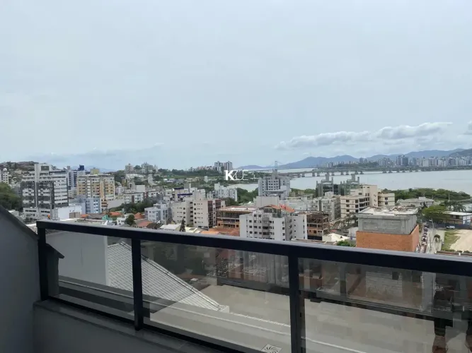 Linda cobertura com vista livre e permanente para o mar e para as duas pontes de Florianóp