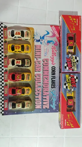 Lote com 8 miniatura Nascar 1/64 kellggs