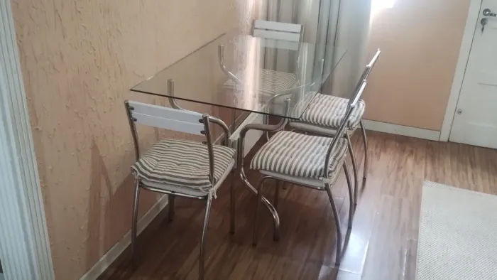 Vendo Mesa de 4 cadeiras