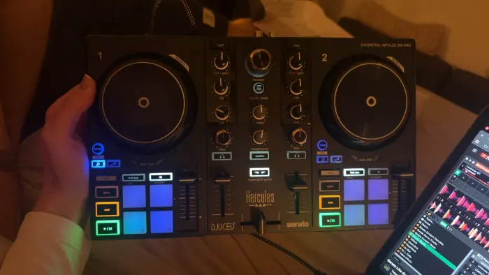 Controladora Hercules DJControl Inpulse 200 MK3 - Nova, na garantia