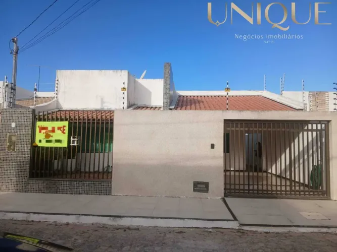 Excelente casa com 3 quartos, sendo 2 suítes e piscina na Aruana - 206274 [11976]