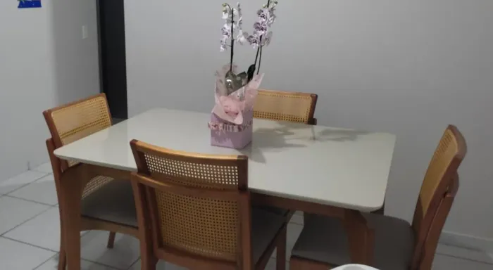 Mesa com 4 cadeiras 
