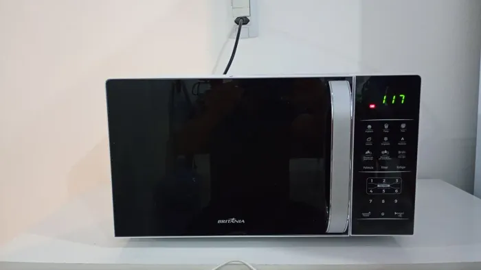 Microondas 20 litros fabricação Philco e marca Britânia,com função tira odor