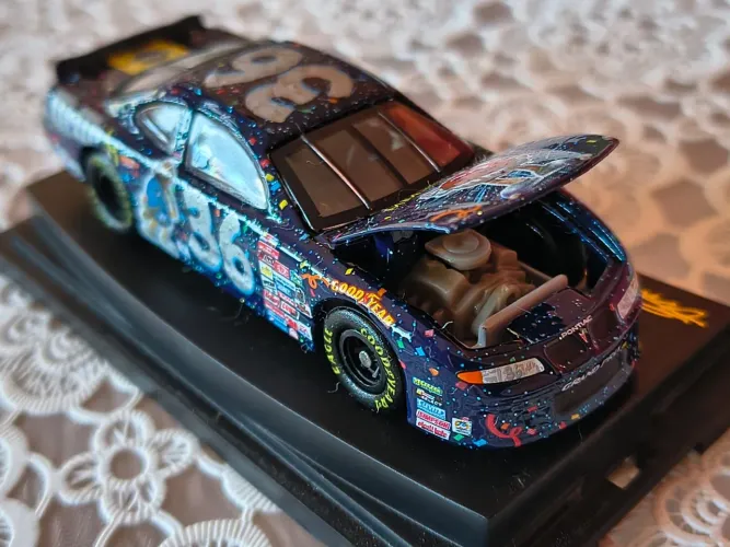 Miniatura NASCAR 1:64 Ernie Irvan #36 M&M's