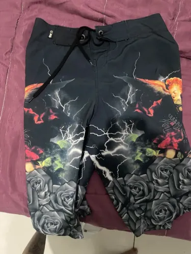 Várias roupas que não uso mais que tao novas