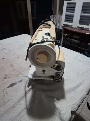 Maquina de costura  serve para consertar ou retirada de peças. Motor e pedal funcionando 