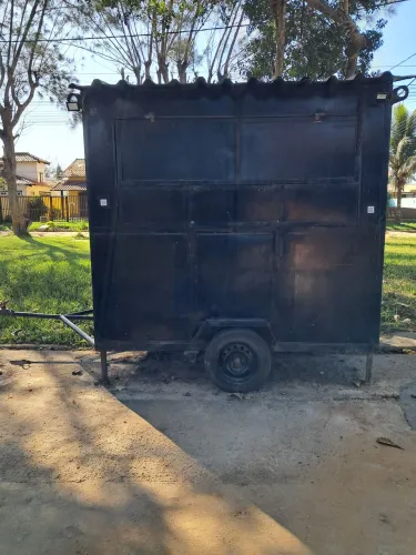Vendo trailer, 1 porta e 1 janela grande com bancada.